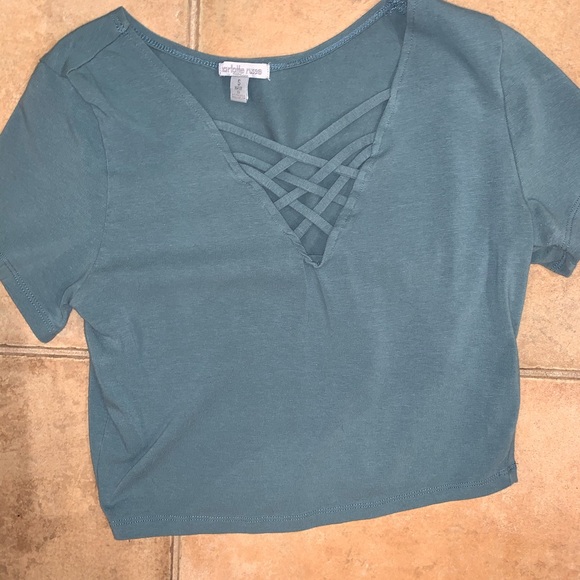 Charlotte Russe Tops - Women’s cropped t-shirt